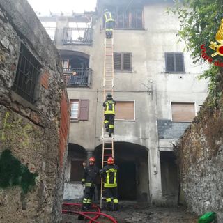 Incendio di una casa nel centro storico di Brenta, edificio dichiarato inagibile