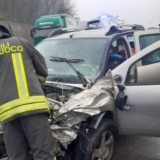 Schianto sulla statale 394 a Brenta, i vigili del fuoco liberano una donna rimasta incastrata nelle lamiere dell'auto