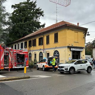 L'intervento dei soccorsi in piazza Cristoforo Colombo a Busto Arsizio dove in un appartamento si è sviluppato un incendio