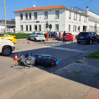 FOTO. Scontro tra due moto e un'auto a Busto, un ferito