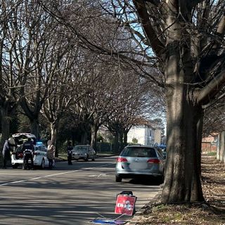 Le immagini dell'incidente avvenuto stamattina in via Toniolo a Busto dove un pedone è stato investito