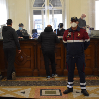 Gli ex poliziotti tornano in servizio al commissariato di Busto