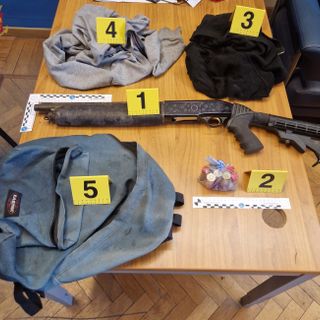 Il materiale sequestrato dalla polizia di Stato del commissariato di Busto