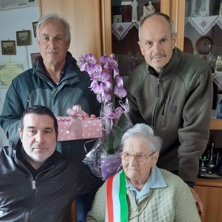 Regina Riva festeggiata dal sindaco e dall'amministrazione comunale per i suoi 103 anni