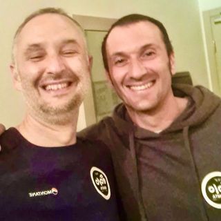 La gioia del Caio e di Basso nella notte dopo l'impresa di Lorenzo Fortunato e della Eolo-Kometa sullo Zoncolan