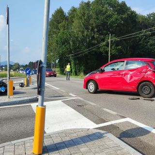 Schianto auto moto sulla provinciale a Cantello, un ferito trasportato in ospedale con l'elisoccorso