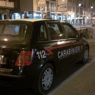 Rissa davanti alla stazione di Saronno, con pugni, calci e lanci di bicchieri e spazzatura