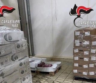 Carne scaduta da 5 anni e alimenti mal conservati: sequestrati 90 quintali di prodotti in un salumificio industriale del Verbano Cusio Ossola