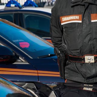 Minorenne sequestrato, picchiato con un coltello puntato alla gola e rapinato: tre giovani arrestati dai carabinieri