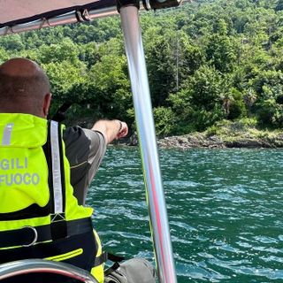 VIDEO E FOTO. Recuperato dai sommozzatori il cadavere rinvenuto nel pomeriggio sul fondo del lago Maggiore a Castelveccana
