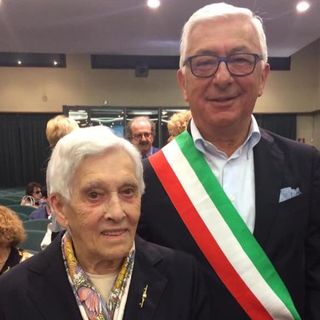 Elide Vigè con il sindaco Frigeri nella foto tratta dalla pagina Facebook di Insieme per Castiglione