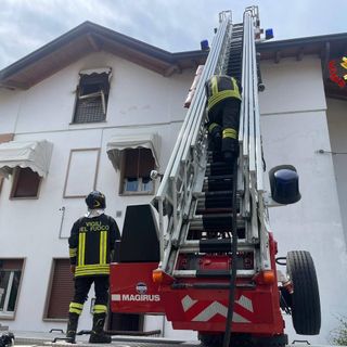 In fiamme una mansarda a Castiglione Olona, nessun ferito ma abitazione inagibile