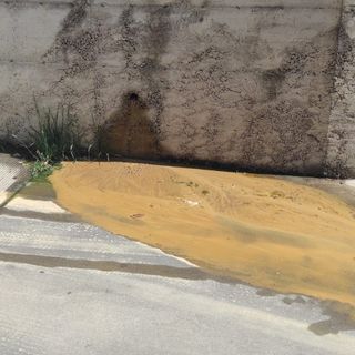 Fango nel parcheggio sotterraneo di Premezzo a Cavaria: «Non si tratta di acqua di fogna»