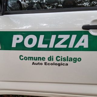 Occupano la casa di un’anziana ricoverata in ospedale: la polizia locale scopre anche droga e armi
