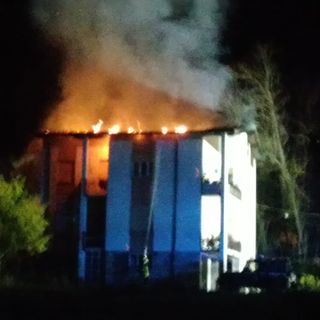 Incendio nella notte in un'abitazione di Cittiglio: evacuate due famiglie, salvate da un vicino di casa