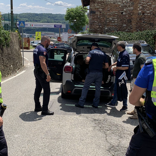 Fermati al valico di Clivio, diretti in Svizzera, 15 migranti curdi stipati nei portabagagli di due auto