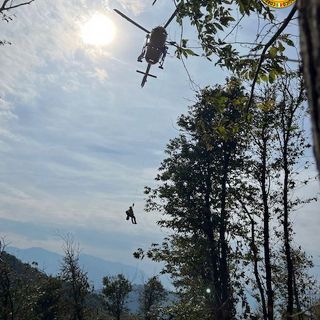 Soccorso alpino in azione a Dumenza: ventenne si ferisce mentre lavora nel bosco