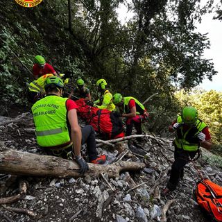 Escursionista cade nei boschi di Castelveccana: per recuperarlo in azione Soccorso alpino ed elicottero