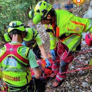 Escursionista cade tra le rocce nella zona del Monte Ganna: soccorso alpino ed elicottero in azione