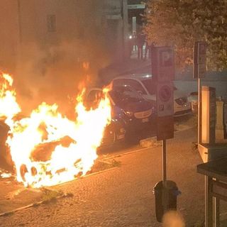 FOTO. Paura nella notte a Como: bruciate due auto parcheggiate