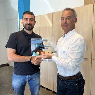 Nelle foto: Andrea Righi, Responsabile commerciale di 2F Water Venture, consegna il premio a Pietro Galante, Responsabile Conduzione Acque Potabili di Alfa Srl