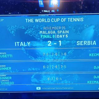 Irresistibile Sinner, batte due volte Djokovic e con Sonego ci porta in finale di Coppa Davis