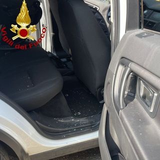 Corbetta, bimba di tre mesi bloccata in auto. Salvata dai vigili del fuoco