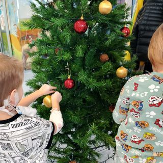 FOTO. Il Ponte del Sorriso porta la magia del Natale nei reparti pediatrici di Varese