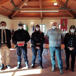 Donna salvata dal defibrillatore portato dai vigili di Vedano