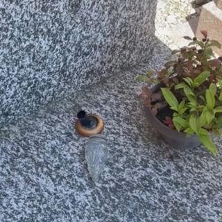 Una delle lampade votive strappate da una tomba al cimitero di Daverio