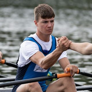 Nicolò Demiliani (foto A. Carbonare, canottaggio.org). Sotto la cerimonia di premiazione e il quattro di coppia con Maichol Brambilla