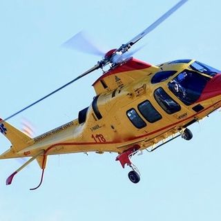 Operaio di 62 anni schiacciato da un furgoncino a Brezzo di Bedero, trasportato con l'elisoccorso in ospedale