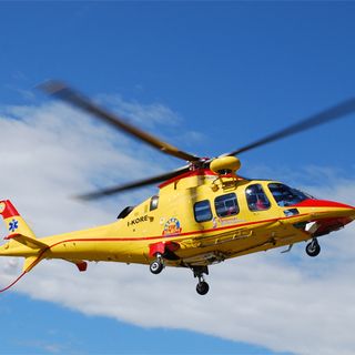 Scontro tra un'auto e una moto sulla strada del Lago Maggiore: elisoccorso in volo, un ferito grave