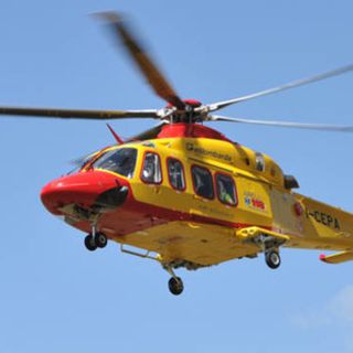 Finisce sotto un'auto a Sesto Calende, 66enne trasportato in ospedale con l'elisoccorso