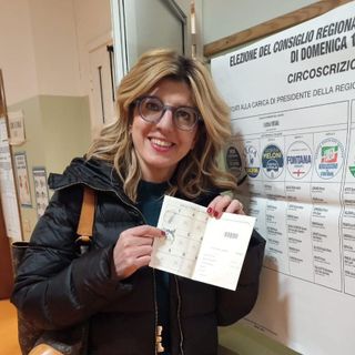 Il sindaco di Viggiù Emanuela Quintiglio al seggio (foto dalla sua pagina Facebook)
