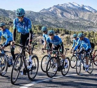 Il cielo della nostra provincia è sempre più blu: la Eolo-Kometa di Basso e Spada invitata al Giro d'Italia
