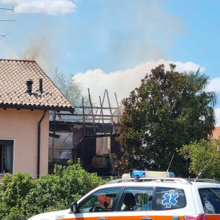 Maxi incendio a Tradate: in fiamme 3 edifici