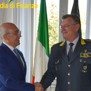 Riparavano smartphone con pezzi di ricambio contraffatti: maxi sequestro della Finanza di Gallarate
