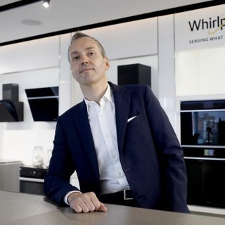 Fabio Colombo, Vice Presidente delle Risorse Umane di Whirlpool EMEA. Sotto: una delle fabbriche dello stabilimento Whirlpool di Cassinetta