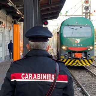 Minaccia di buttarsi sotto il treno alla stazione di Saronno: portato in ospedale