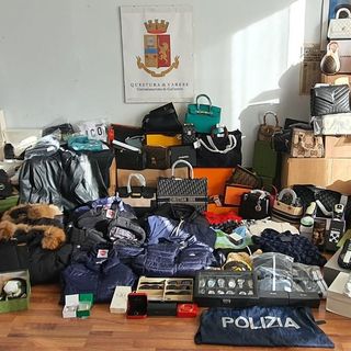 VIDEO. L'appartamento era una boutique abusiva: merce di lusso &quot;taroccata&quot; scoperta dalla polizia