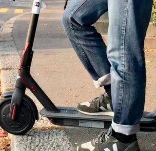 Ragazzo trovato sdraiato sulla strada. Malore? Incidente? No, troppo ubriaco per guidare... il monopattino