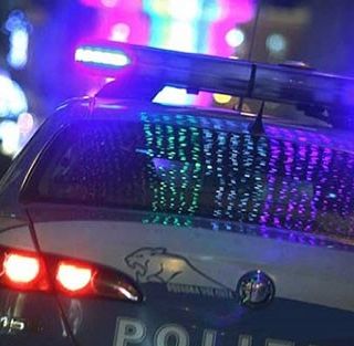 Picchia in strada la compagna, poi aggredisce a calci e pugni i poliziotti: bloccato con lo spray al peperoncino e arrestato