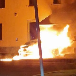L'auto in fiamme nella foto postata da un utente sul gruppo Facebook Gavirate Viva (sei di Gavirate se)