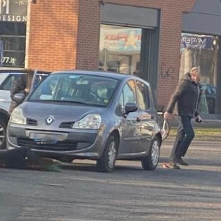 Donna investita da un'auto alla rotonda: paura a Busto