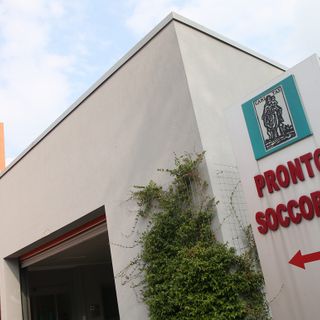 Varese, scontro tra un'auto e una moto in viale Borri: soccorse due persone