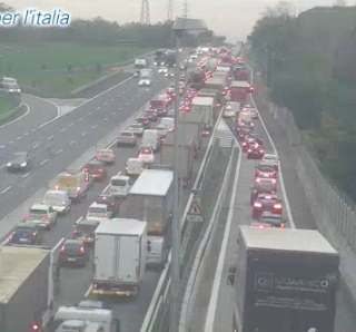 Le code provocate dall'incidente di questa mattina tra Busto Arsizio e Legnano (foto webcam Autostrade per l'Italia)