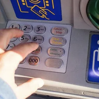 Saronno, truffa al bancomat: anziano derubato