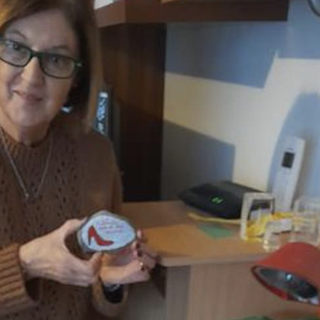 I piccoli sassi dipinti di Annamaria, lasciati in giro per dire “No alla violenza sulle donne”