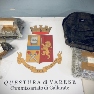 Sul marciapiede spunta uno zainetto abbandonato: dentro la polizia trova un chilo di droga